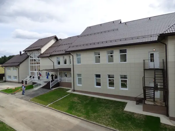 Частная школа 5000 кв. м. 4 корпуса – кирпич, 1 корпус – металлокаркас.