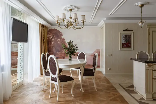 Квартира в Петродворце в классическом стиле - 124 м²