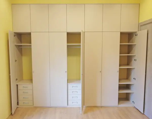 Классический распашной, платяной шкаф raumplus.