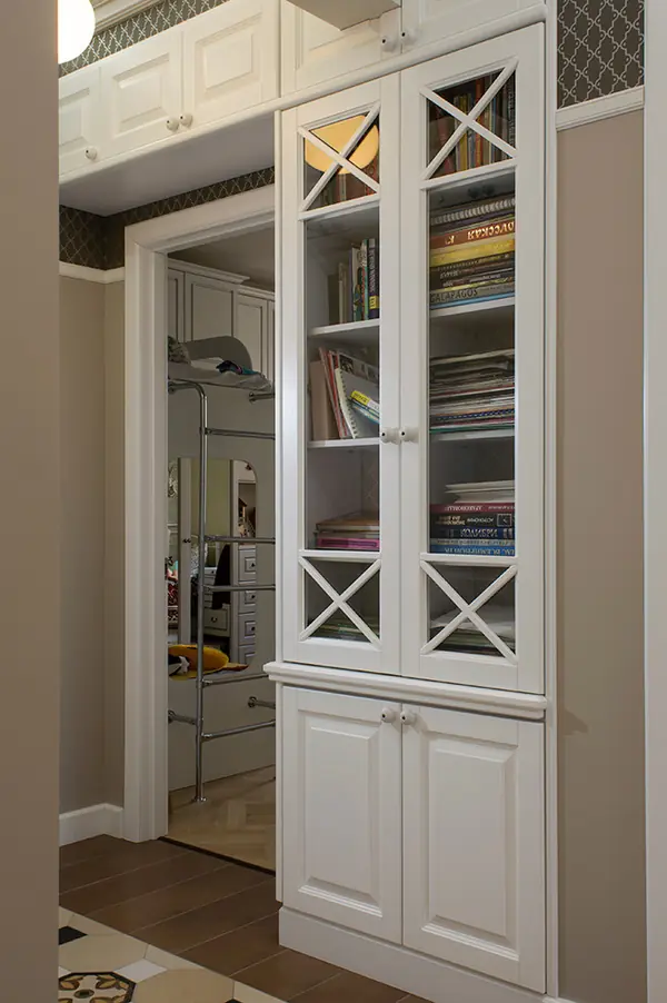 Белый книжный шкаф