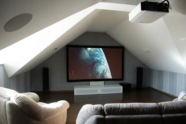 Кинозал в мансарде дома