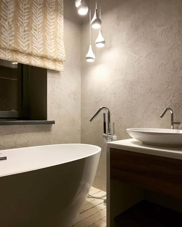 Фактурная декоративная штукатурка в интерьере ванной комнаты