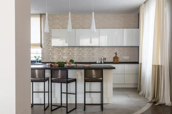 Интерьер частного дома с яркими акцентами