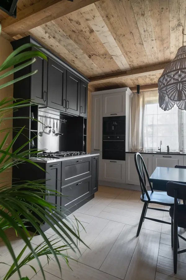 Кухня-гостиная в сланце и кружевах