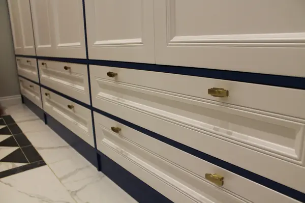 Обустройство просторной прихожей.