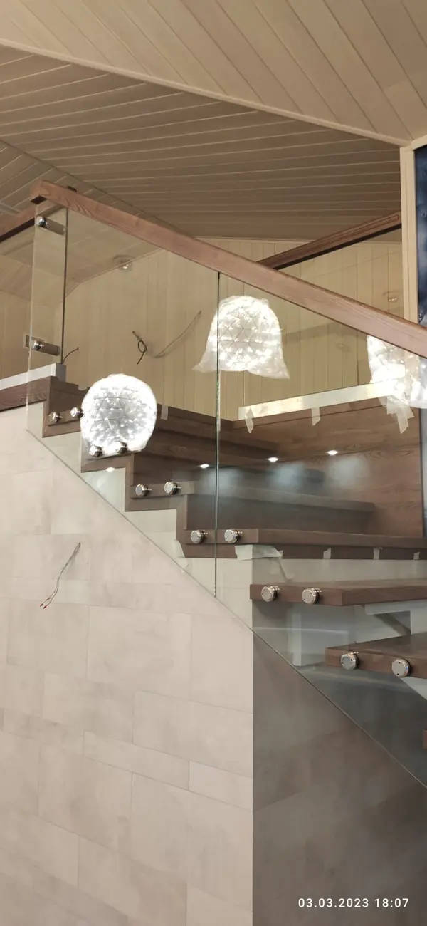 Лестница на монокосоуре со стеклянным ограждением