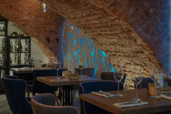 Винный погреб с барной стойкой из дров и камином