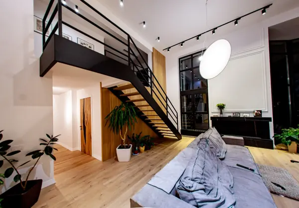 Маршевая лестница на цельно литом металлическом каркасе