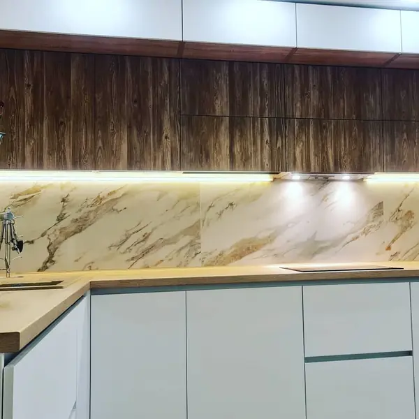 Уютная угловая кухня с фасадами под дерево и серыми матовыми фасадами