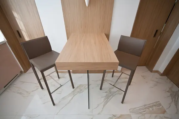 Кухня-столовая с шишками