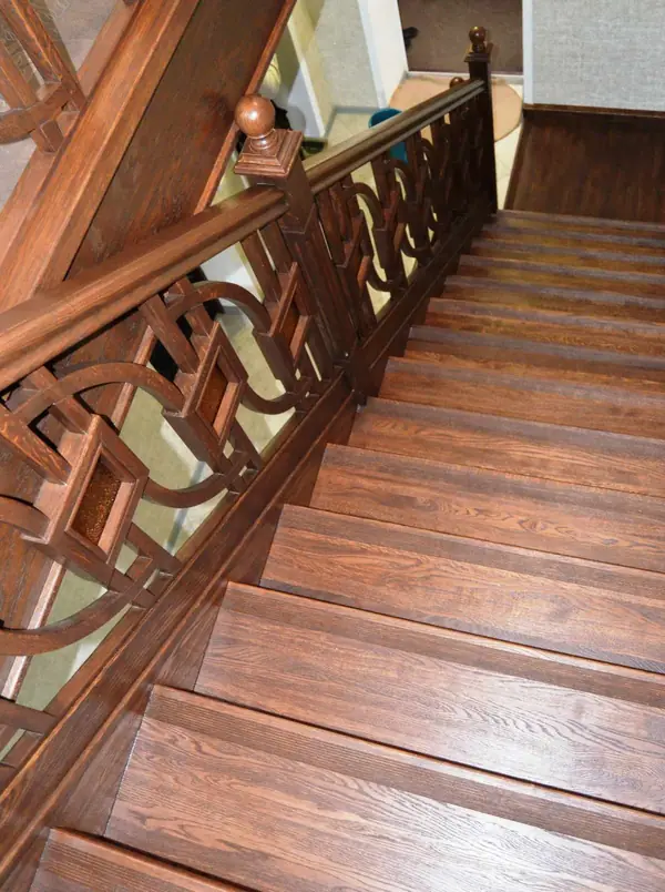 Лестница из дуба с оригинальным ограждением