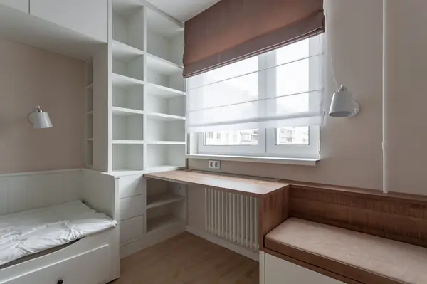 В угловой шкаф-стеллаж есть доступ из ниши от кровати и со стороны стола