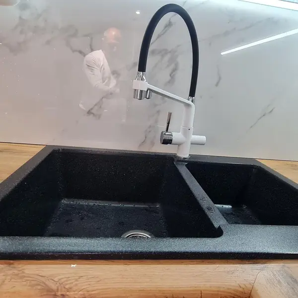 Серая угловая кухня в стиле лофт с матовыми фасадами