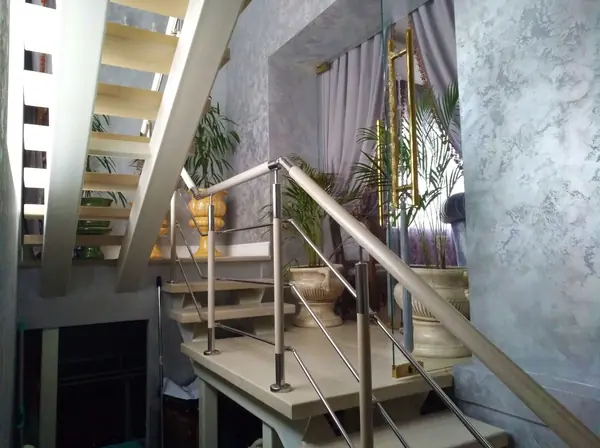 Лестница на двух косоурах, ограждения со вставками