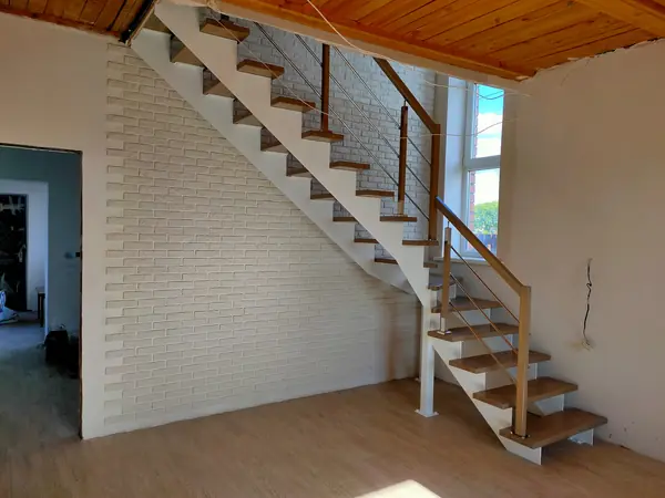 Лестница на "косоурах" с дубовыми ступенями