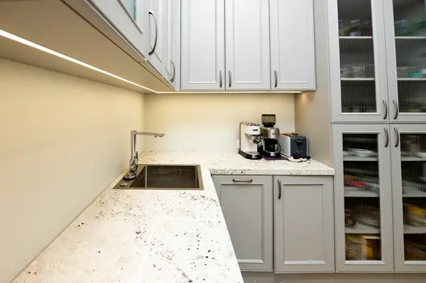 Светло-серая кухня в классическом стиле