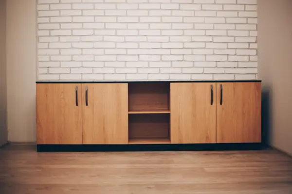 Низкий шкаф с закрывающимися створками