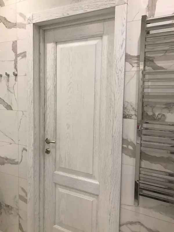 Дверь из массива дуба Belorawood модель Эпир 2 белая дверь с патиной серебо