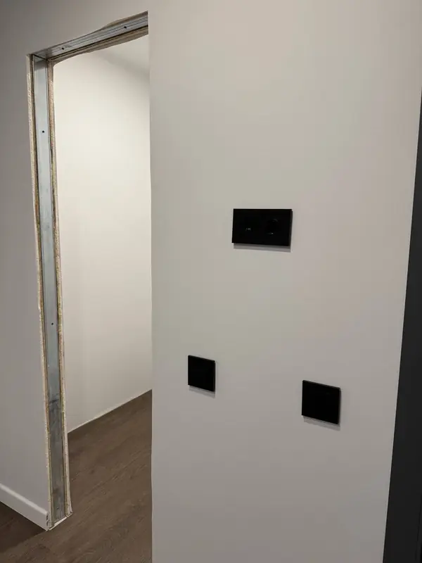 Метро Большевиков, Дом 1960 года постройки.