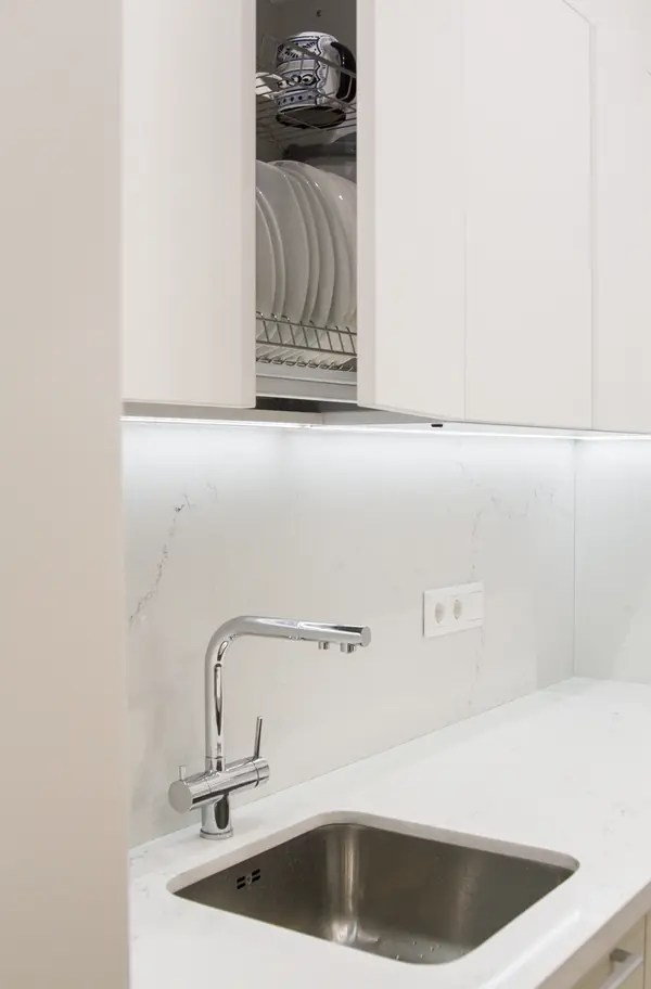 Кухня в стиле хай-тек