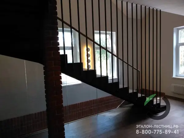 Лестница на металлическом каркасе