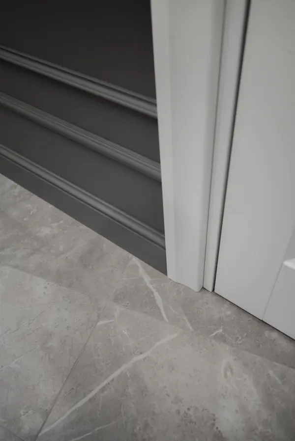 Просторная квартира в серых цветах