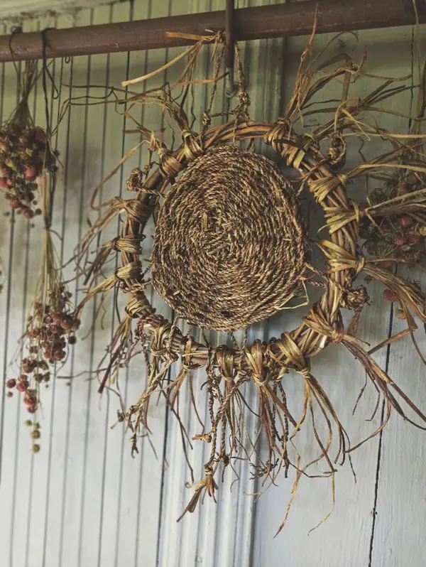 Декор из ивовой лозы и одуванчика