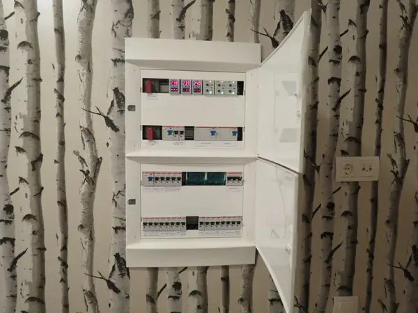 Электрощит, УЗО, защита от перенапряжений, распределение по фазам