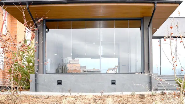 Безрамное остекление с выдвижной москитной сеткой-плиссе