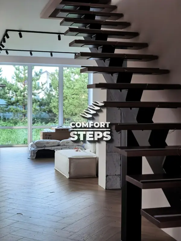 Лестница на монокосоуре со ступенями из ясеня с подсветкой