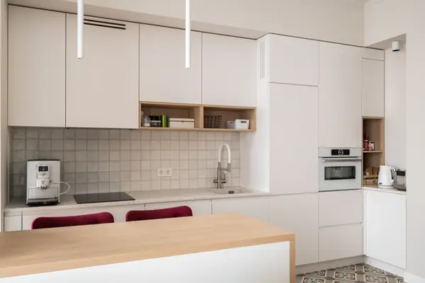 Московская квартира с двумя санузлами и белой кухней