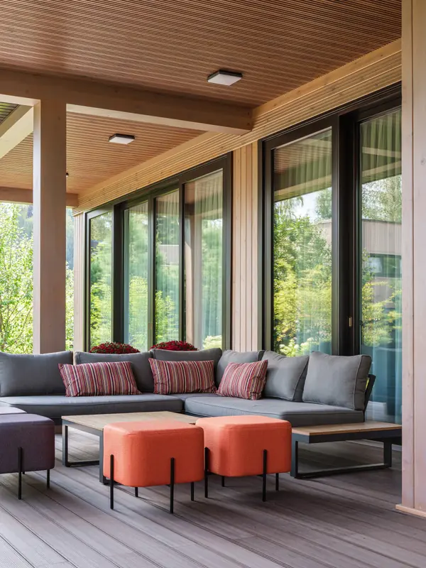 Остекление загородного дома в современном стиле