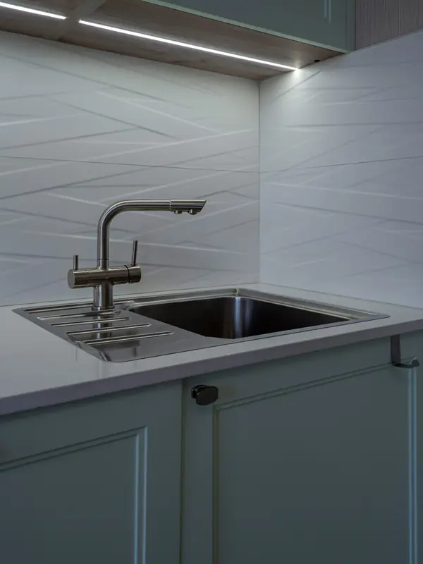 Нежная светло-мятная кухня в стиле неоклассика