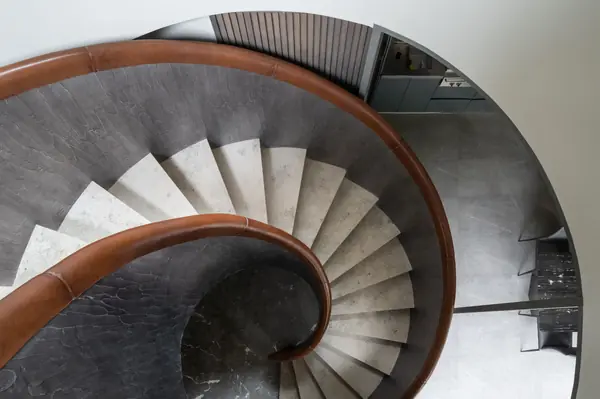 Винтовая лестница в доме