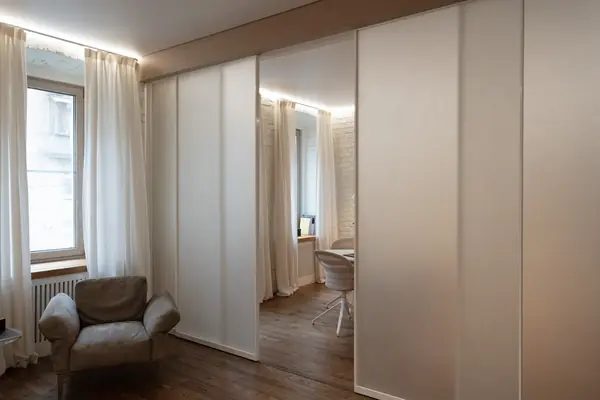 Межкомнатная раздвижная перегородка R1200 raumplus в комнату