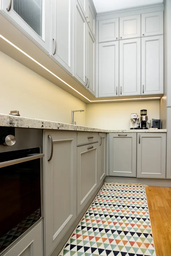 Светло-серая кухня в классическом стиле