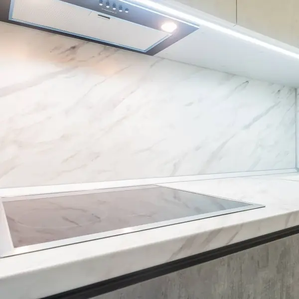 Серая угловая кухня с экстраматовыми фасадами