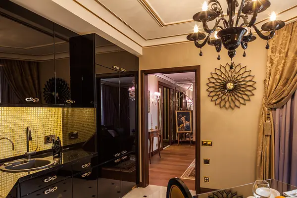 Современная классика с элементами Ар-деко.