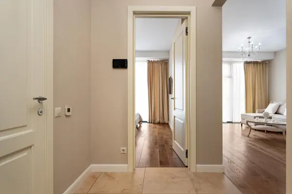 Вид из прихожей