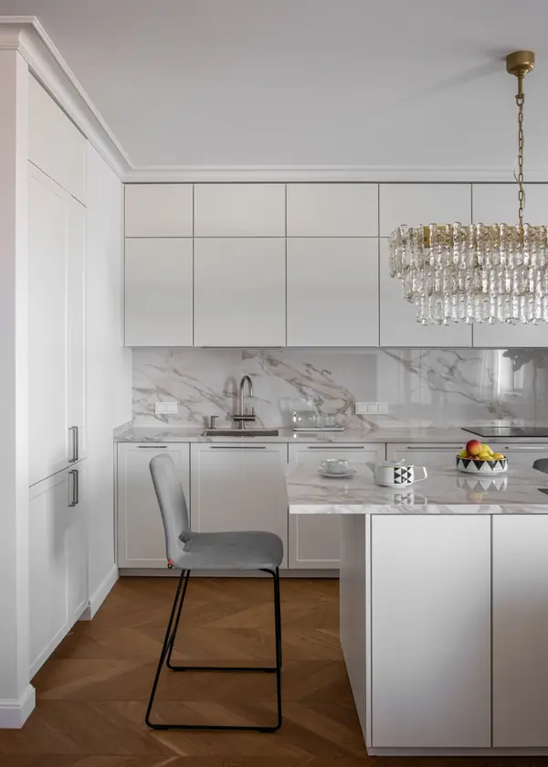 Кухня с островом и небольшой барной стойкой