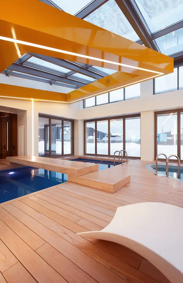 здание и интерьер бассейна на Новой Риге