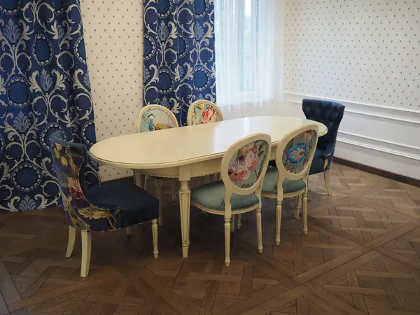 Мебель и детали интерьера