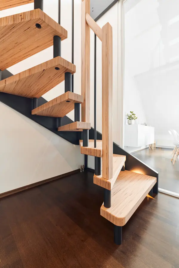Лестница в квартире (BauBuche и элементы с эффектом необработанной стали)