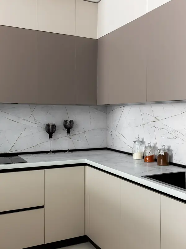 Угловая кухня-гостиная с барной в ЖК Матч Поинт