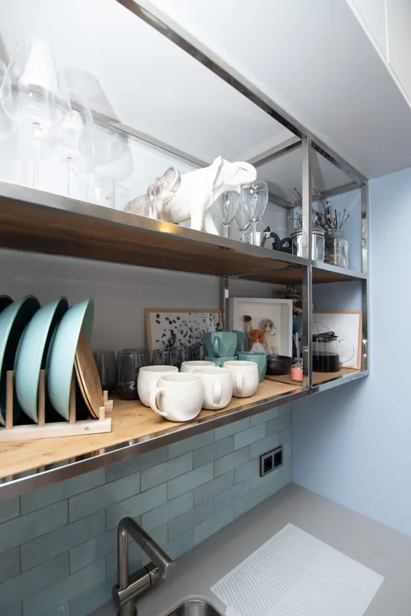 Светлая кухня в неоклассическом стиле