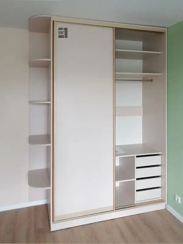 Шкаф с встроенной гладильной доской