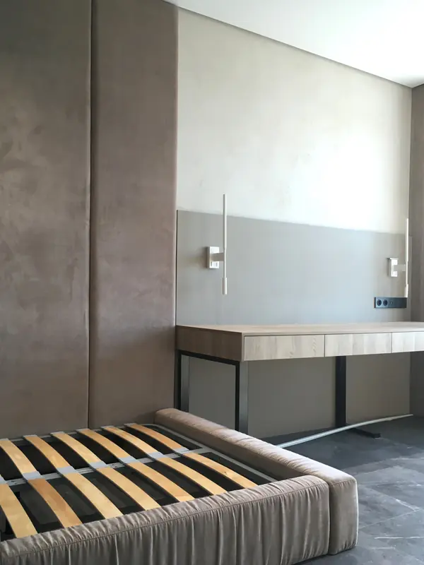 Мягкие стеновые панели с подсветкой и основание кровати с мятыми царгами