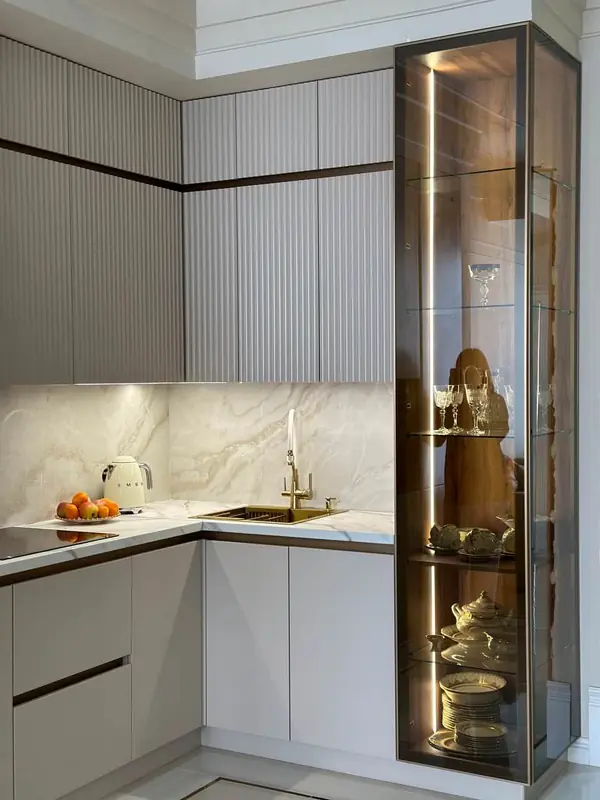 Кухня Нео с рифлеными фасадами в сочетании с алюминиевыми профилями.