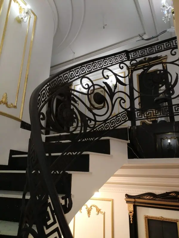 Радиусное перильное ограждение внутри дома