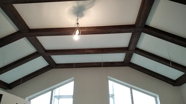 Декоративные балки из массива дерева